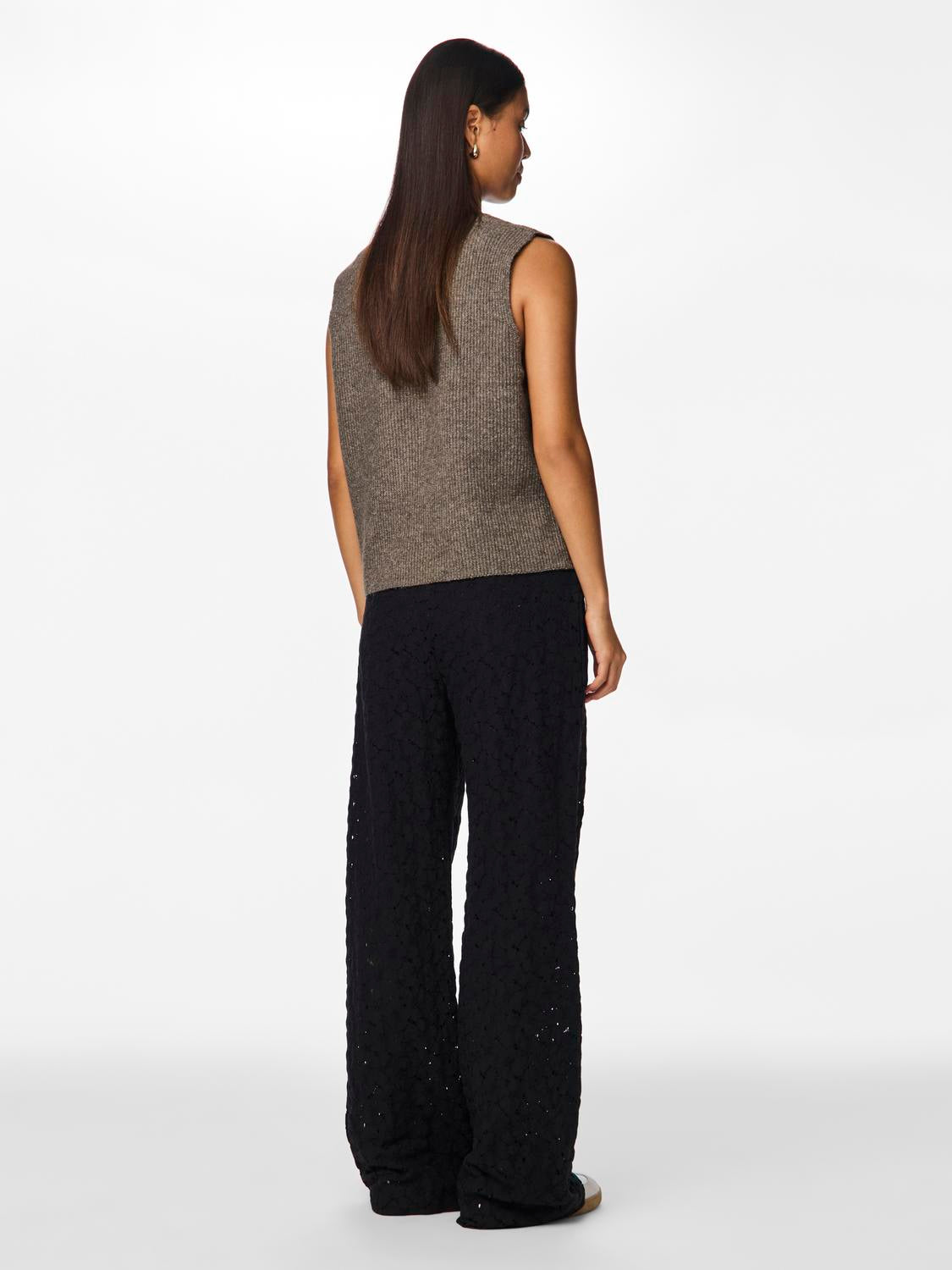 model_shot-back