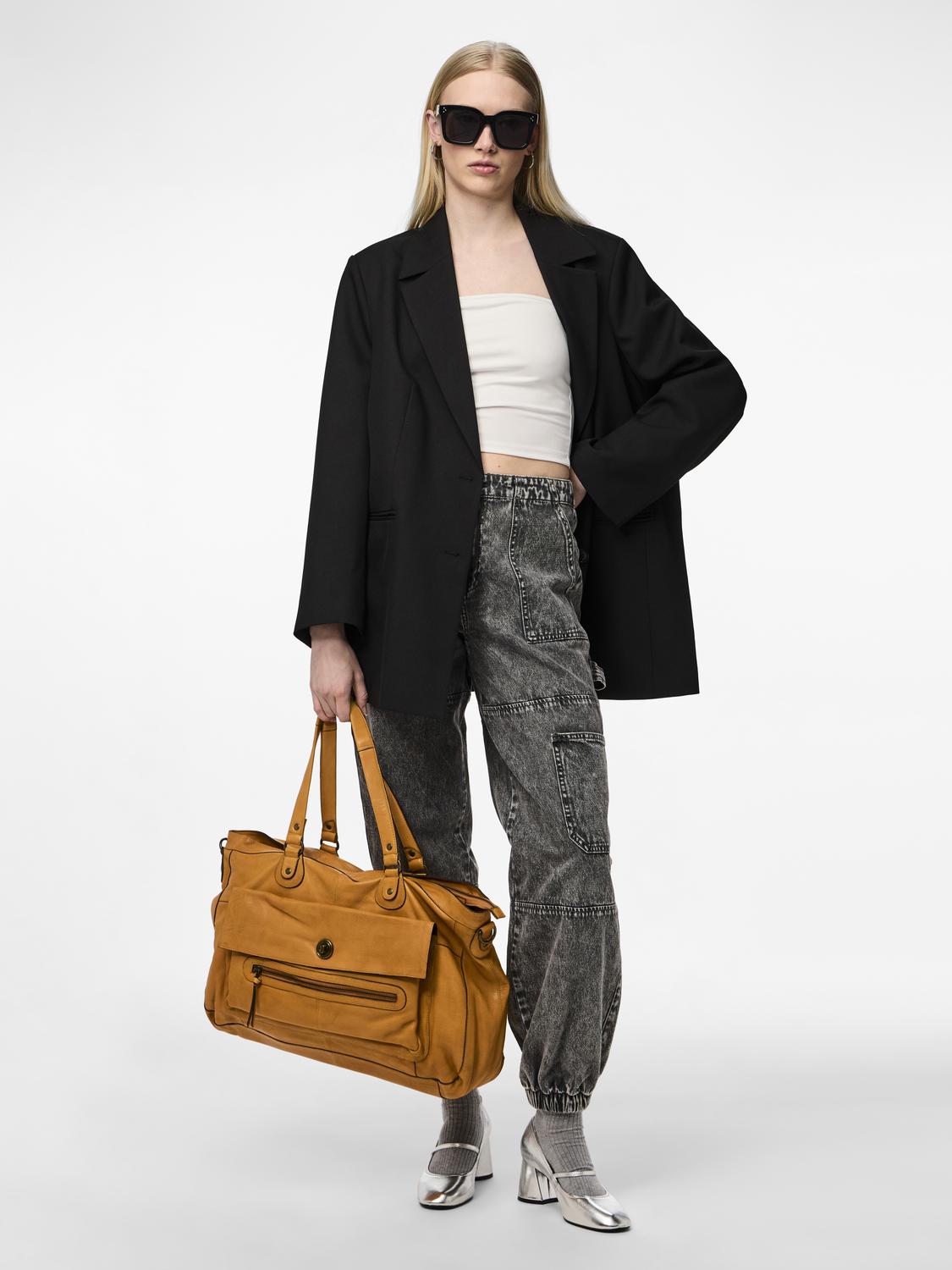 model_shot-front