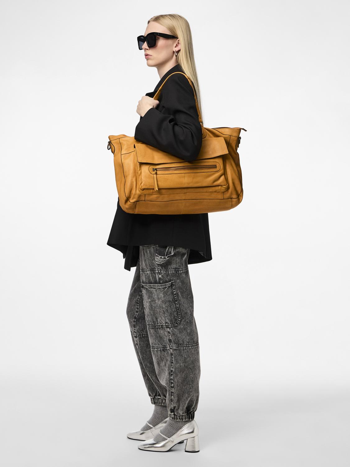 model_shot-front_full