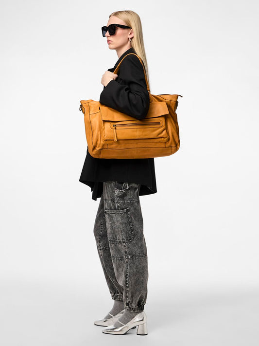 model_shot-front_full